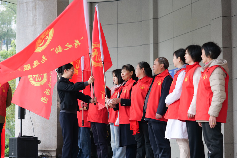 党校社区相关负责人为志愿者队伍授旗。湘江早报全媒体记者 范龙贵 摄