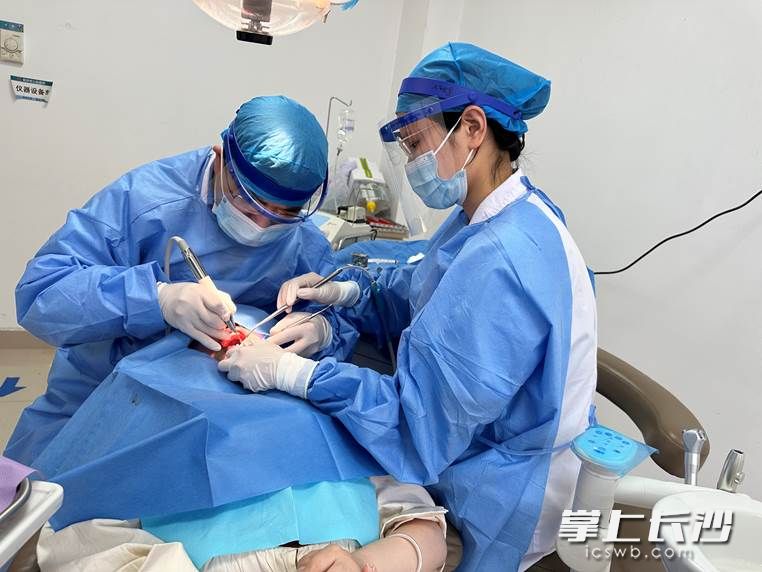主任医师朱丽雷（左）为患者治疗。医院供图