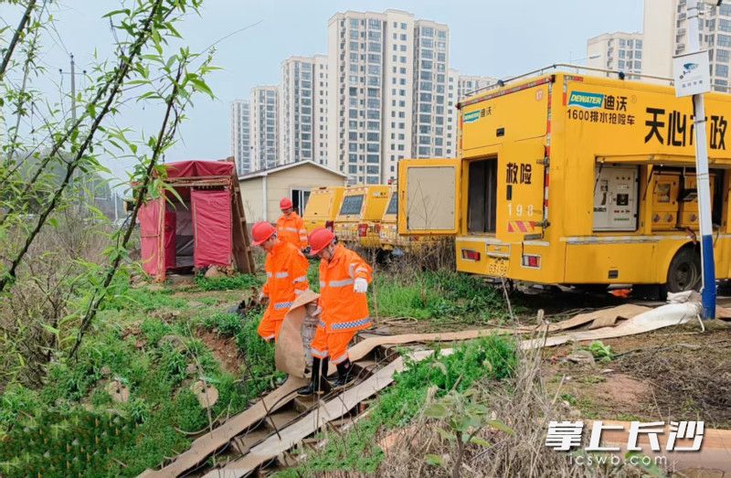 各参演队伍演练中。