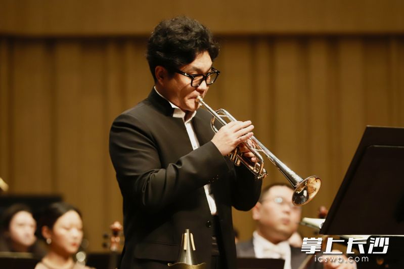 小号演奏家陈嘉伟担任独奏。