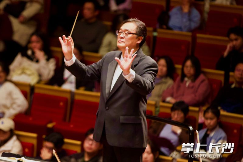 指挥家戴中晖执棒。