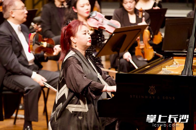 钢琴演奏家原丁担任独奏。