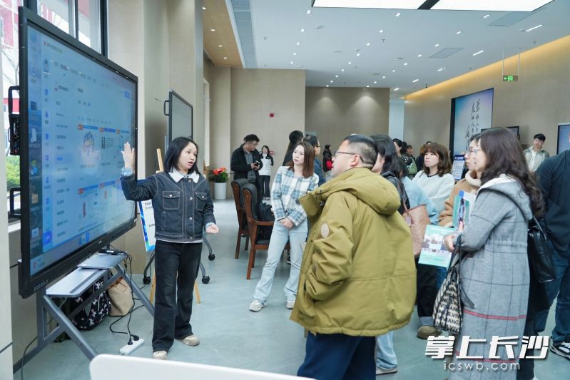 人工智能应用观摩区展示的智能教学辅助系统等新技术、新产品,引起了大家的关注。 人工智能应用观摩区展示的智能教学辅助系统等新技术、新产品,引起了大家的关注。