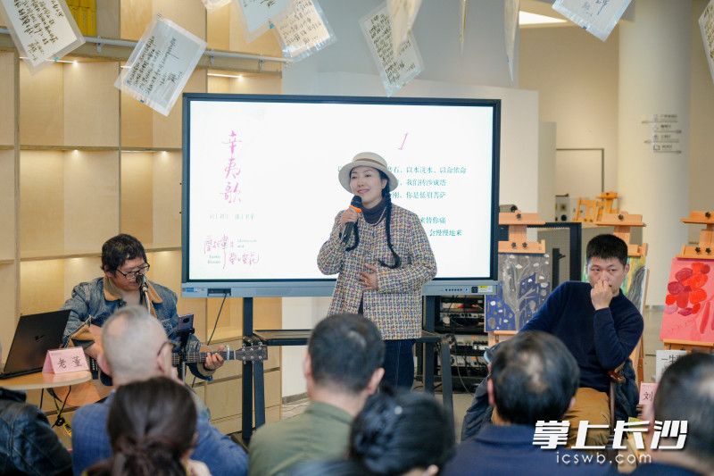 诗歌弹唱表演。