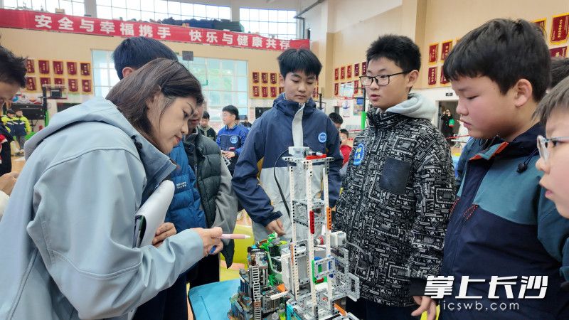 选手们正在向评委介绍作品设计理念、创作过程。 选手们正在向评委介绍作品设计理念、创作过程。