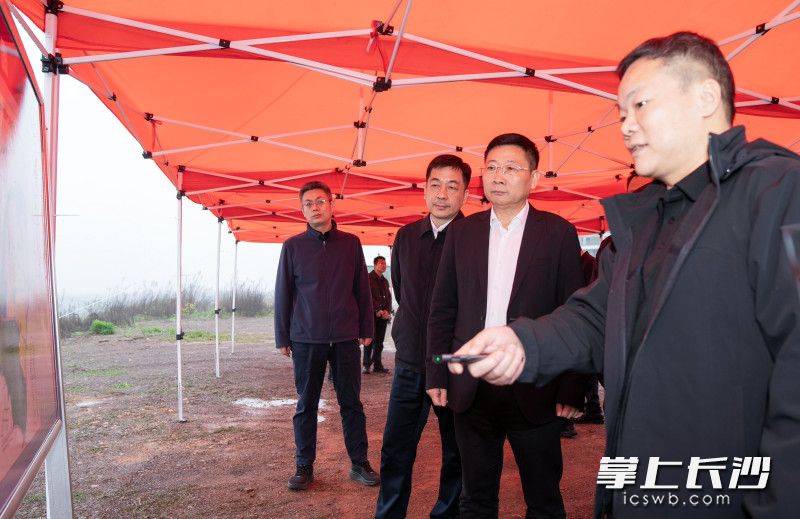 3月28日,市委副书记、市长陈博彰调研松雅湖未来科技城重点地块规划建设工作。长沙晚报全媒体记者 邹麟 摄 3月28日,市委副书记、市长陈博彰调研松雅湖未来科技城重点地块规划建设工作。长沙晚报全媒体记者 邹麟 摄