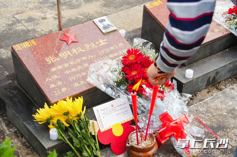 长沙学子书写的卡片和小红花被摆放在烈士墓前。图片均由 长沙晚报通讯员 龙爱民 提供