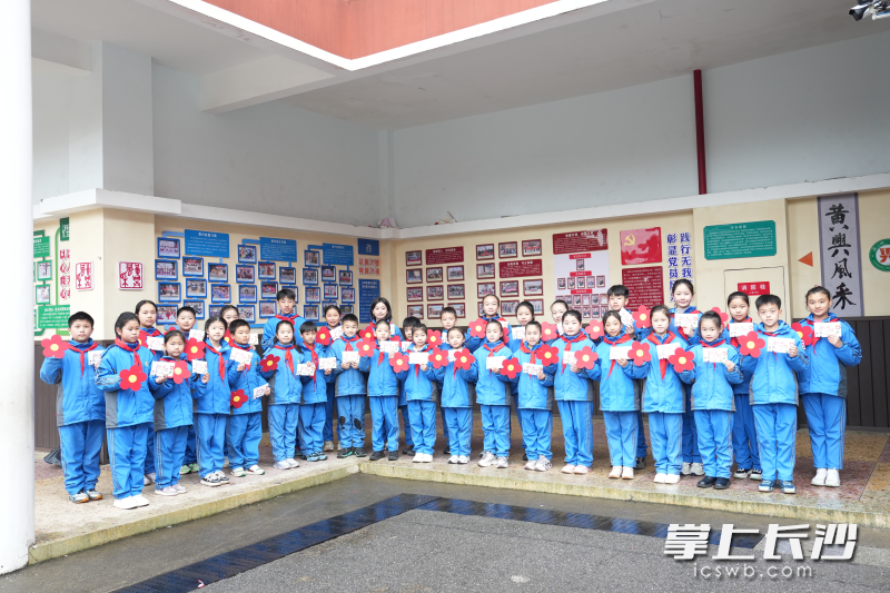 长沙市天心区黄兴小学学生用小红花和卡片缅怀英烈。