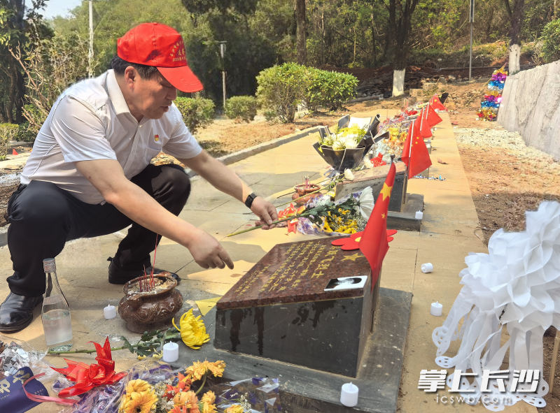 长沙市退役军人事务局优抚和褒扬纪念处处长、四级调研员龙爱民为烈属进行代祭扫。