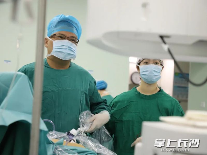 主任医师王文儿（左）认真进行手术操作。医院供图