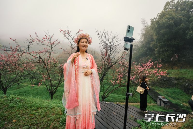 当地网红达人的直播让活动更具魅力。