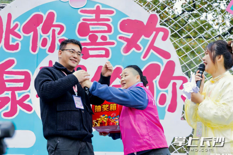 宁乡灰汤第十五届桃花荟激情启幕，现场活动引人入胜。