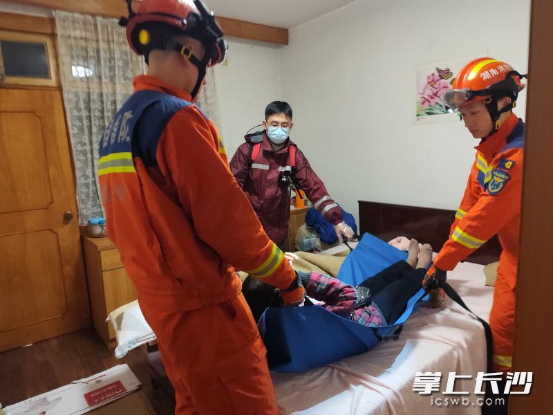 消防员正在转运老人。 长沙晚报通讯员 徐秋华 摄