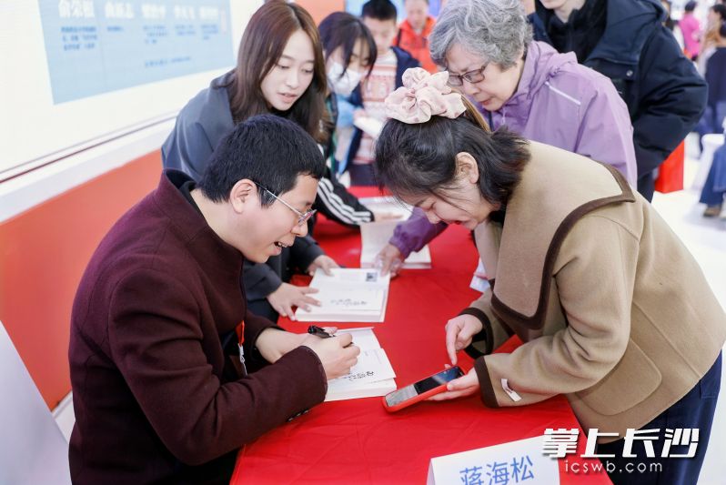 蒋海松签售。 均为主办方供图 蒋海松签售。 均为主办方供图