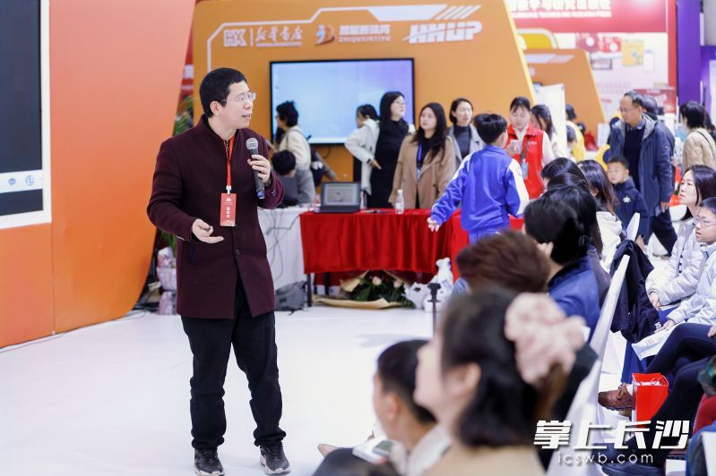 蒋海松与读者交流。 蒋海松与读者交流。