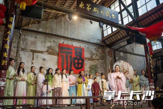 湖南吟诵学会成员在曹琴(前排纸伞者)带领下,表演节目吟诵《清明》。 均为东茅街茶馆供图 湖南吟诵学会成员在曹琴(前排纸伞者)带领下,表演节目吟诵《清明》。 均为东茅街茶馆供图