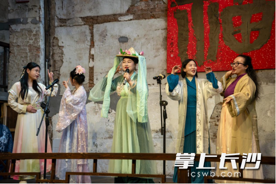 陈佳、云素、杨瑾、周京霞、李玉明“五朵金花”表演节目吟唱《渔歌子》。 陈佳、云素、杨瑾、周京霞、李玉明“五朵金花”表演节目吟唱《渔歌子》。