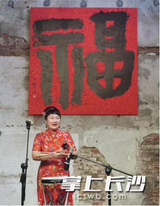 周京霞表演节目京韵大鼓《万里春光》。 周京霞表演节目京韵大鼓《万里春光》。