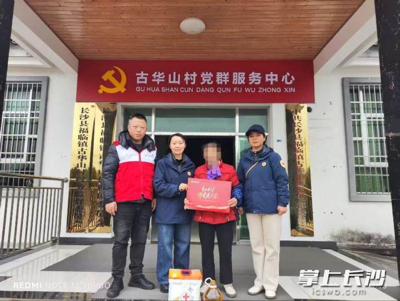 莫建波（左一）和队友走访慰问器官捐献者家属。 均为长沙晚报通讯员夏声朝、周军供图