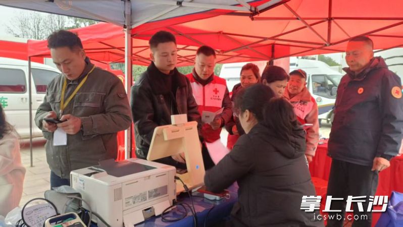 长沙县红十字“三献”志愿服务队队长莫建波（左三）在陶公庙宣传“三献”。