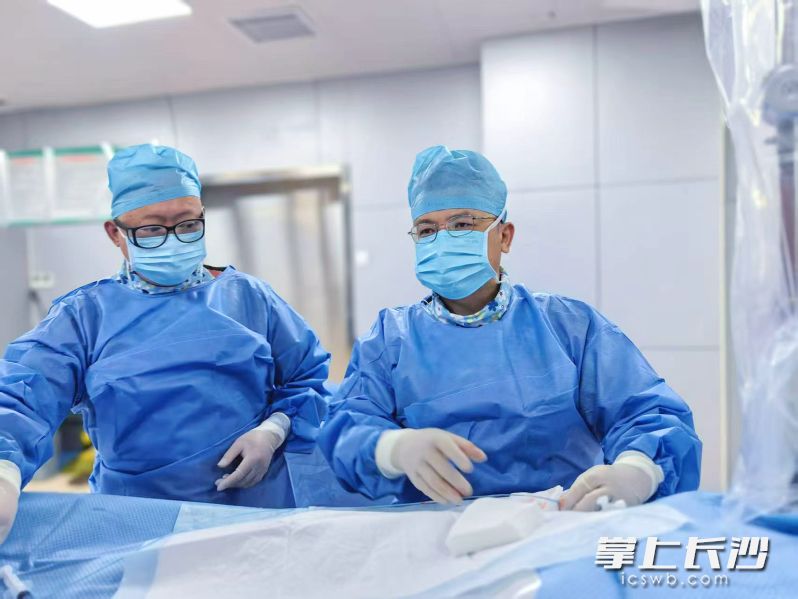 医护人员的仁心善举,不仅温暖了患者,更展现了新时代医务工作者的职业操守与为民情怀。 医护人员的仁心善举,不仅温暖了患者,更展现了新时代医务工作者的职业操守与为民情怀。