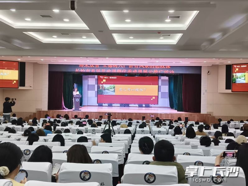 一位老师在现场展示该校的思政课题优秀成果。 一位老师在现场展示该校的思政课题优秀成果。