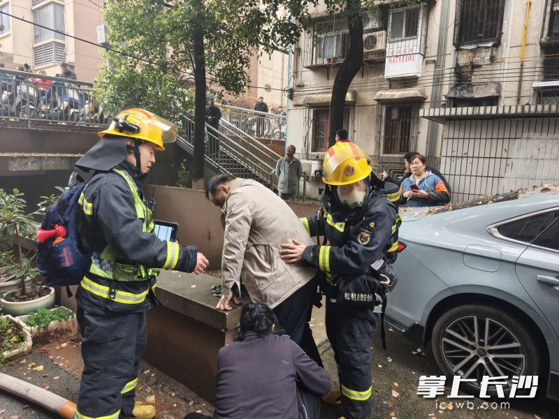 消防员成功营救出被困群众。 长沙晚报通讯员 朱伟强 摄