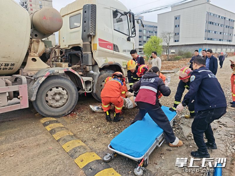 营救现场。 长沙晚报通讯员 王磊 摄