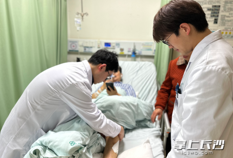 医生为患者检查下肢静脉血栓术后的恢复情况。 均为通讯员供图 医生为患者检查下肢静脉血栓术后的恢复情况。 均为通讯员供图