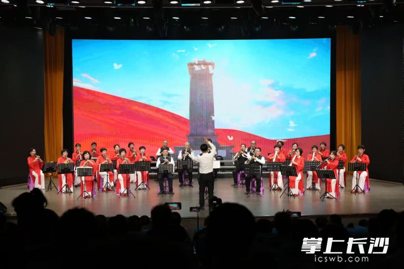 何艺辉指挥乐团表演。