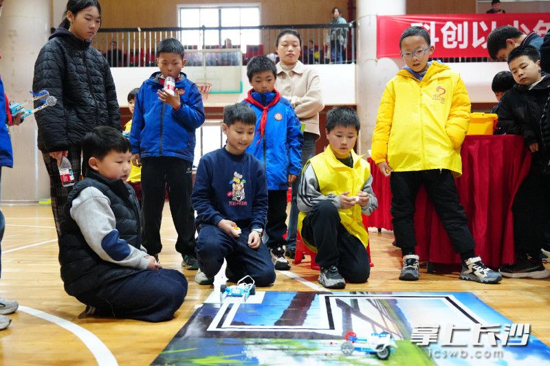 孩子们灵活操控机器人。