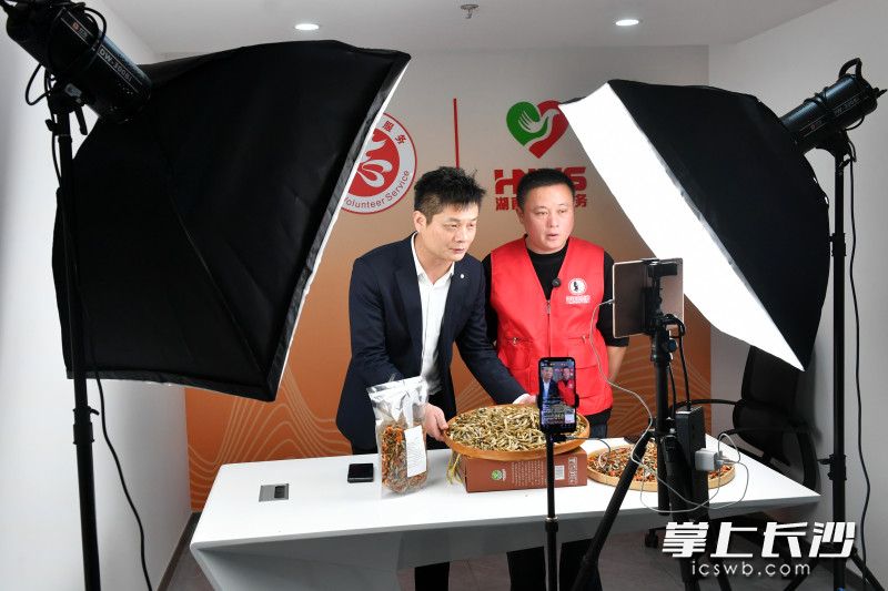 志愿者在直播助农。