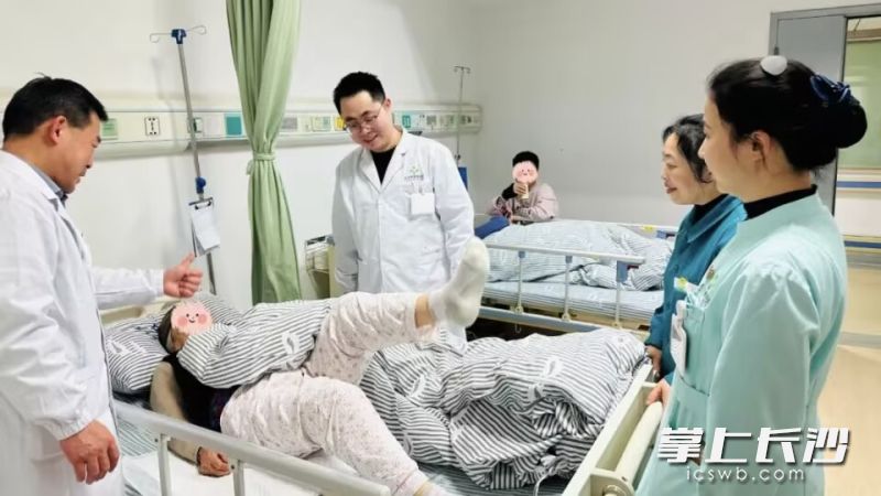 赵娭毑抵达医院，从急诊分诊到办理入院、从检查到床旁会诊，所有环节高效而从容地进行。