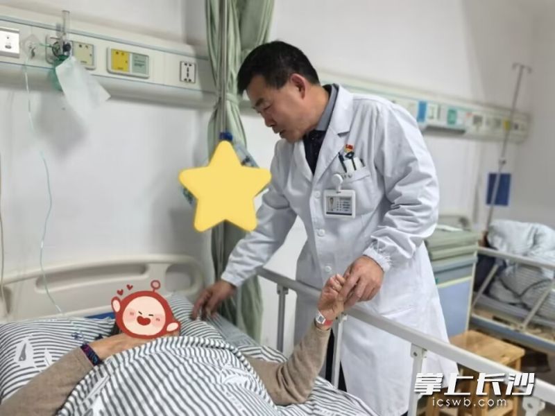 长沙市第四医院骨科三病区主任、主任医师向忠一边诊疗，一边安慰老人。 均为长沙晚报通讯员张北南供图