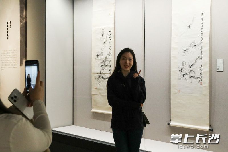 游客与齐白石的“虾”合影。