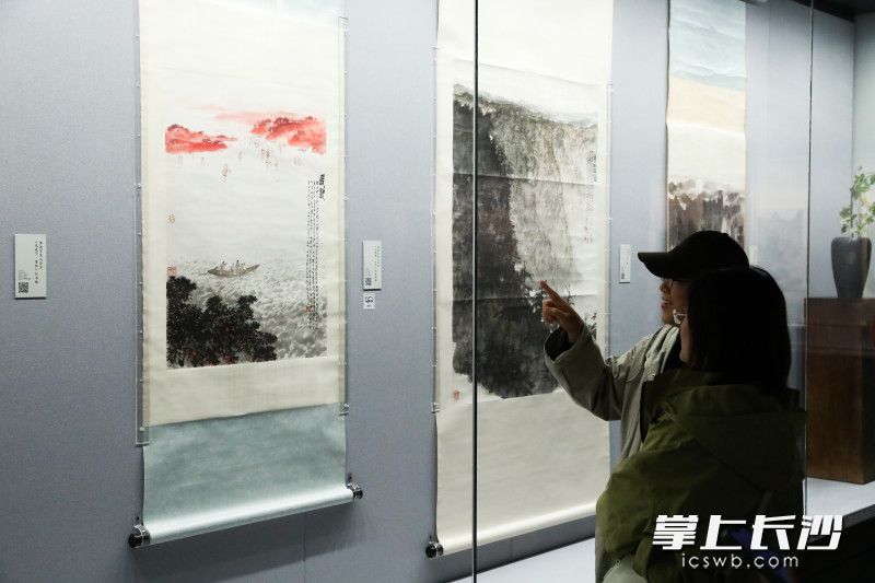 游客观看傅抱石绘毛泽东《沁园春·长沙》词意图轴。
