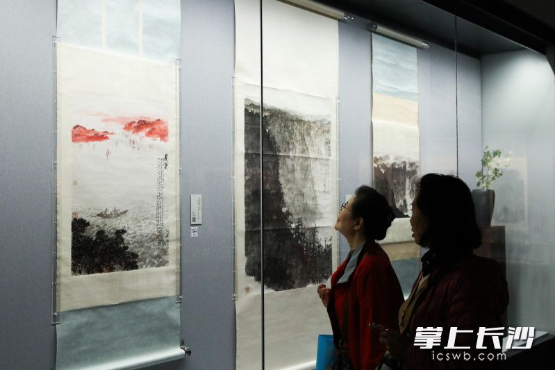 游客观看傅抱石绘毛泽东《沁园春·长沙》词意图轴。