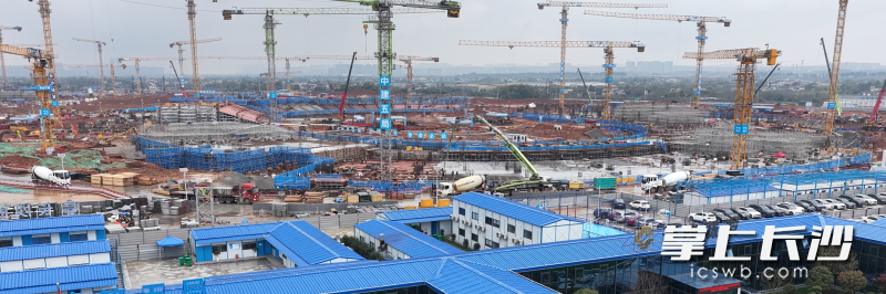 31日，长沙奥体中心建设现场一片热火朝天的景象。