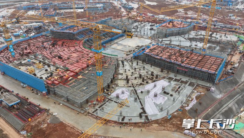 长沙奥体中心建设项目，顺利实现“正负零攻坚”节点目标，全面转入地上混凝土主体结构施工阶段。 均为长沙晚报全媒体记者邓迪摄