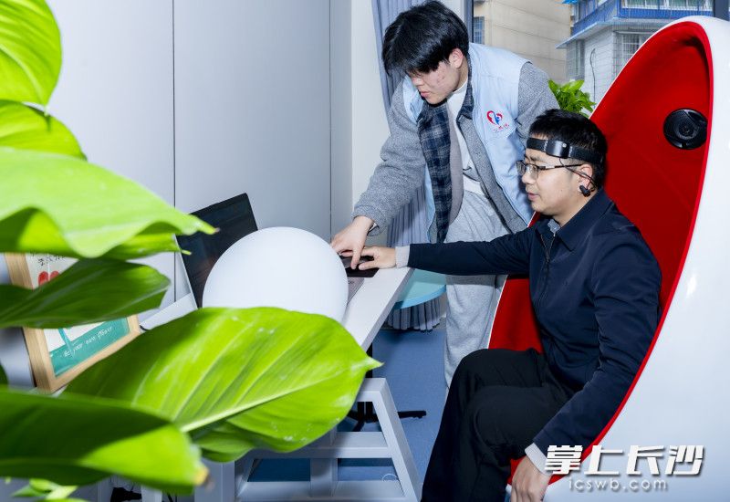 参会代表实地观摩长沙市税务局“心税悦”心灵驿站。 长沙市税务局供图