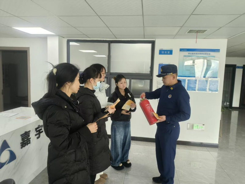 消防宣传员在讲解消防安全知识。 长沙晚报通讯员 黄显斌 摄