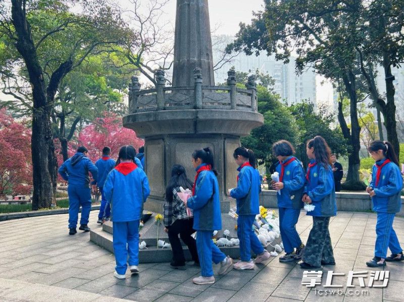 孩子们向抗战英烈敬献鲜花。