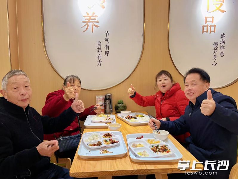 “补上补”助老人吃饱吃好。 “补上补”助老人吃饱吃好。