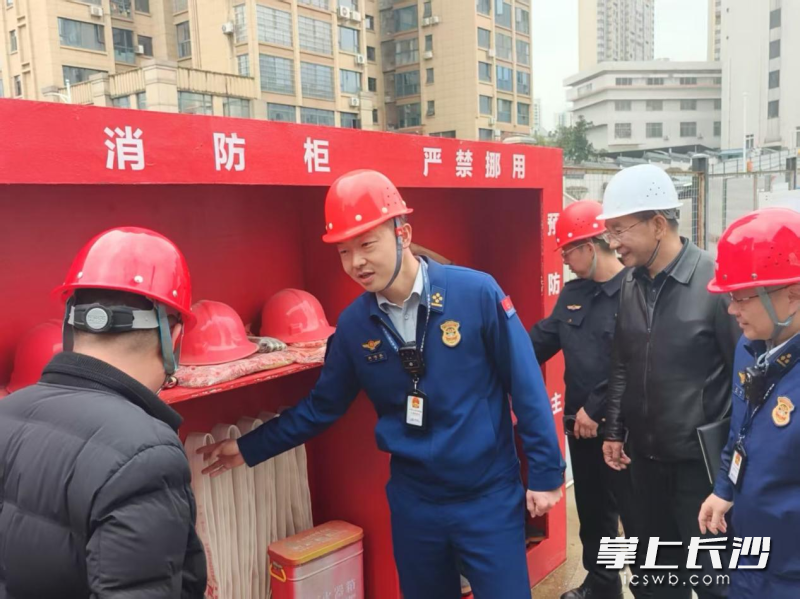 检查组正在进行检查。 长沙晚报通讯员 方圆 摄