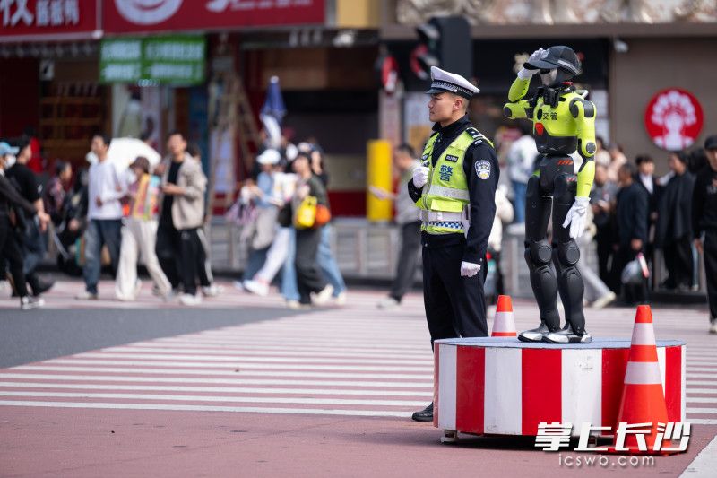 智能交通指挥机器人与交警协同执勤。