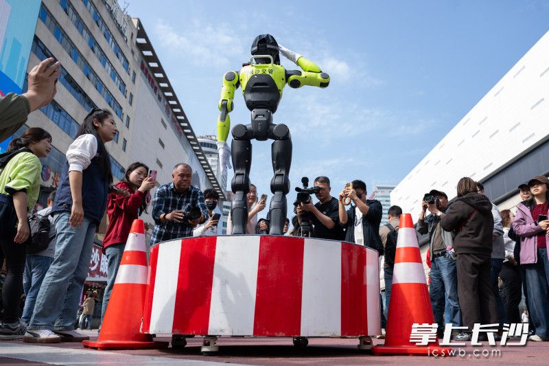该机器人具备精准路口指挥、智能动态劝导、安全宣教等功能，可有效分担一线交警重复性执勤工作。