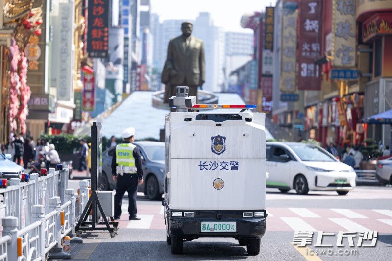 它还能充当“移动电子警察”，对违停等违法行为进行自动抓拍与证据固定。