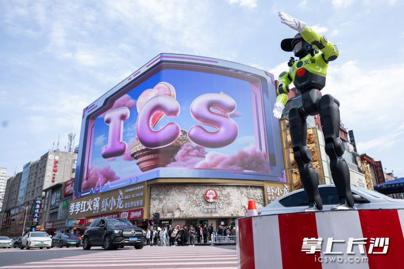 4月1日，智能交通指挥机器人在解放路司门口路口正式“上岗”。 均为长沙晚报全媒体记者黄启晴摄