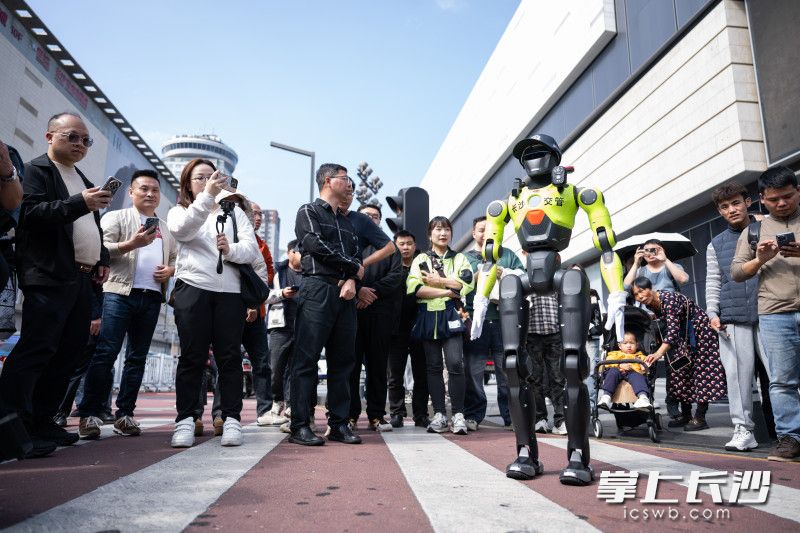 机器人“交警”亮相，立即吸引市民游客目光。