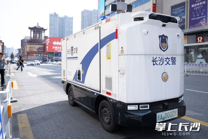 无人巡逻车在五一广场核心区域试跑。